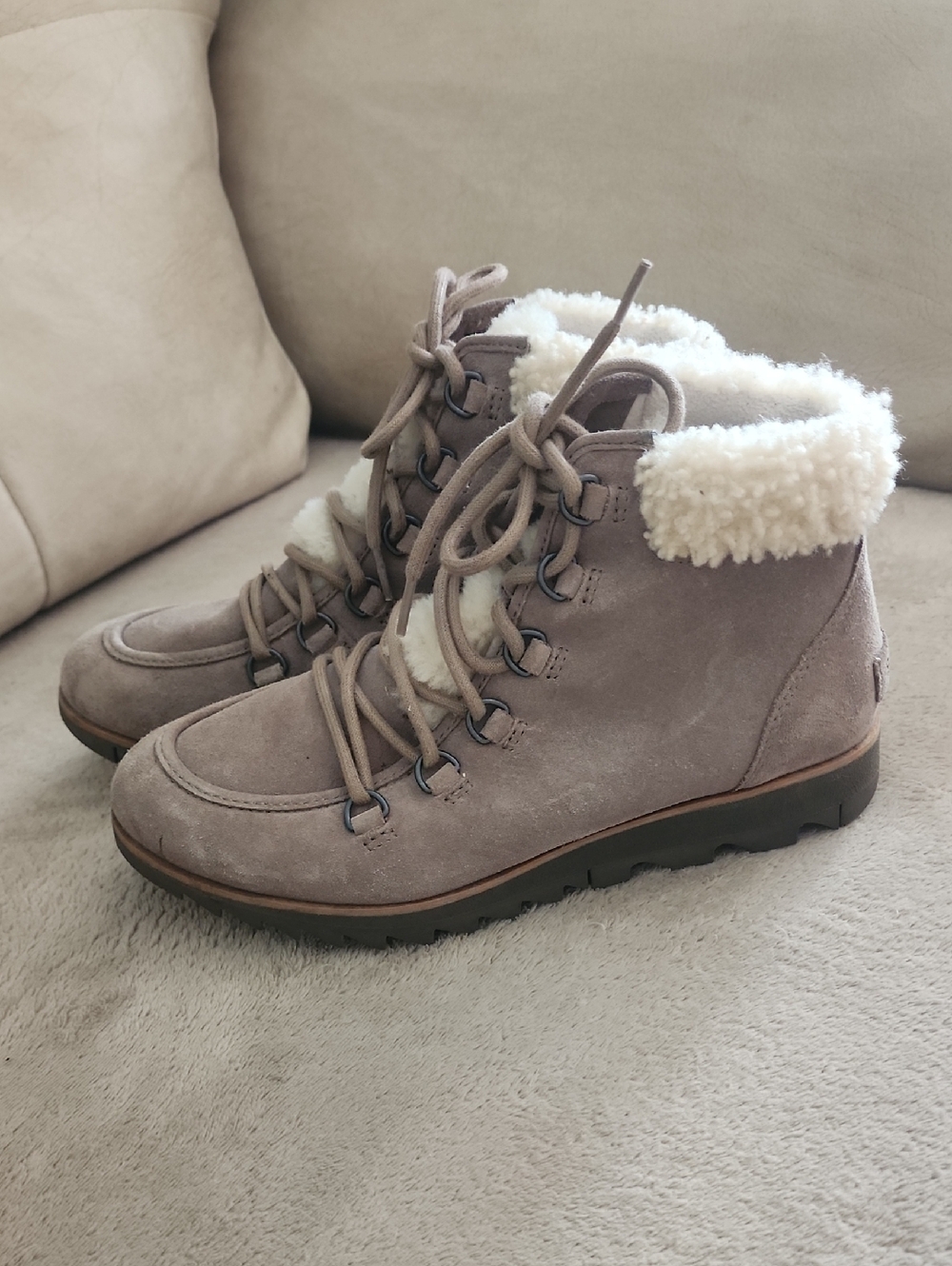 Sorel Women's Harlow Lace-Up Ankle Boot in Gray with Cream Shearling